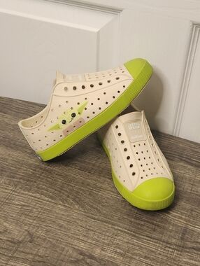 Star Wars x Native Baby Yoda Slip-On Shoes in Cream and Green Size 1